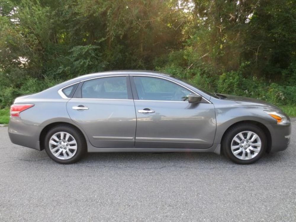2015 Gray /Black Nissan Altima S (1N4AL3AP2FN) with an 2.5L 4cyl engine, Automatic transmission, located at 270 US Route 6, Mahopac, NY, 10541, (845) 621-0895, 41.349022, -73.755280 - Photo #10
