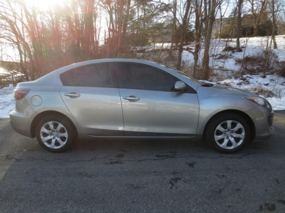 2013 Gray /Black Mazda Mazda3 I SV I SV (JM1BL1TG1D1) with an 2.0L 4cyl engine, Automatic transmission, located at 270 US Route 6, Mahopac, NY, 10541, (845) 621-0895, 41.349022, -73.755280 - Photo #9