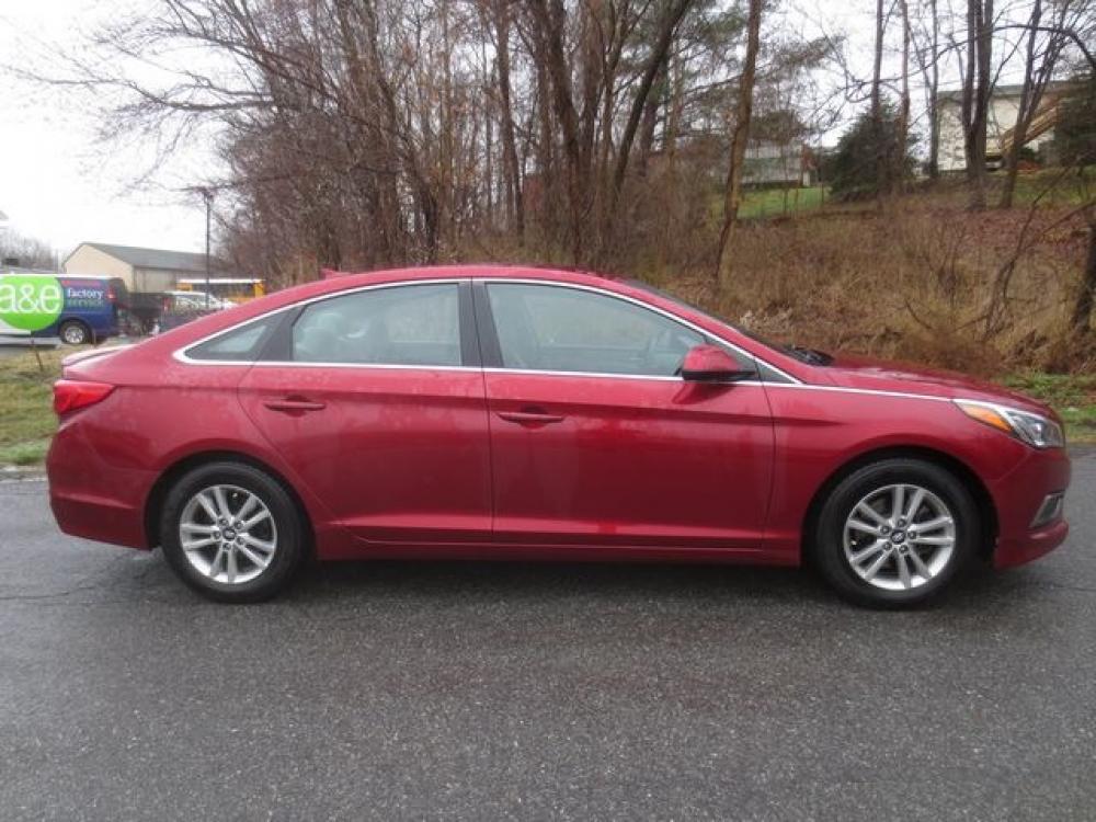 2016 Red /Gray Hyundai Sonata SE (5NPE24AF2GH) with an 2.4L L4 DOHC 16V engine, Automatic transmission, located at 270 US Route 6, Mahopac, NY, 10541, (845) 621-0895, 41.349022, -73.755280 - Photo #10