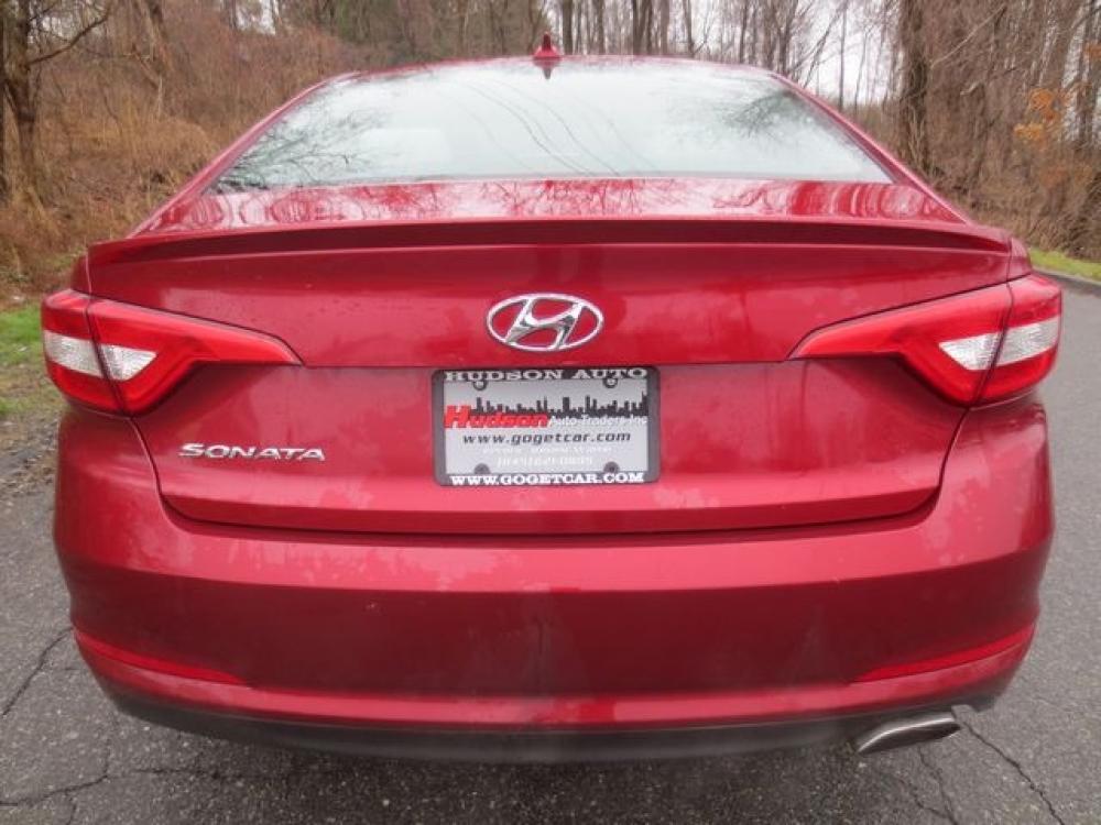2016 Red /Gray Hyundai Sonata SE (5NPE24AF2GH) with an 2.4L L4 DOHC 16V engine, Automatic transmission, located at 270 US Route 6, Mahopac, NY, 10541, (845) 621-0895, 41.349022, -73.755280 - Photo #5