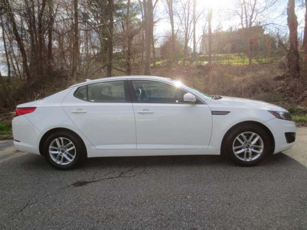 2011 White /Tan Kia Optima EX (KNAGM4A74B5) with an 2.4L L4 DOHC 16V engine, 6-Speed Automatic transmission, located at 270 US Route 6, Mahopac, NY, 10541, (845) 621-0895, 41.349022, -73.755280 - Photo #11