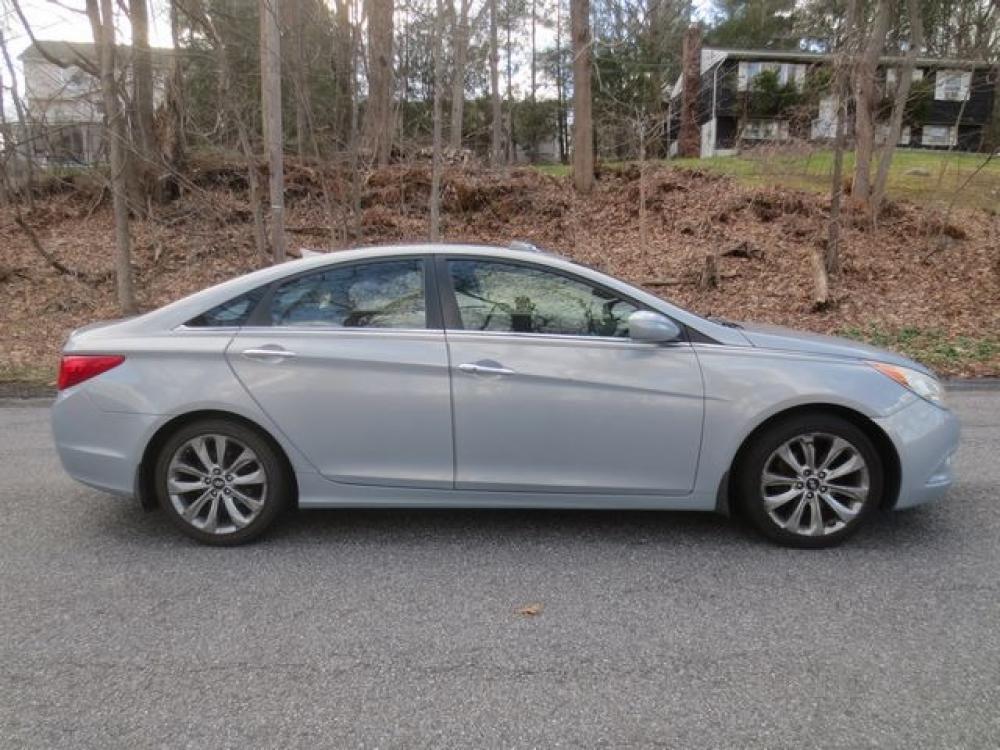 2011 Blue /Black Hyundai Sonata SE (5NPEC4AC6BH) with an 2.4L L4 DOHC 16V engine, 5-Speed Automatic transmission, located at 270 US Route 6, Mahopac, NY, 10541, (845) 621-0895, 41.349022, -73.755280 - Photo #9