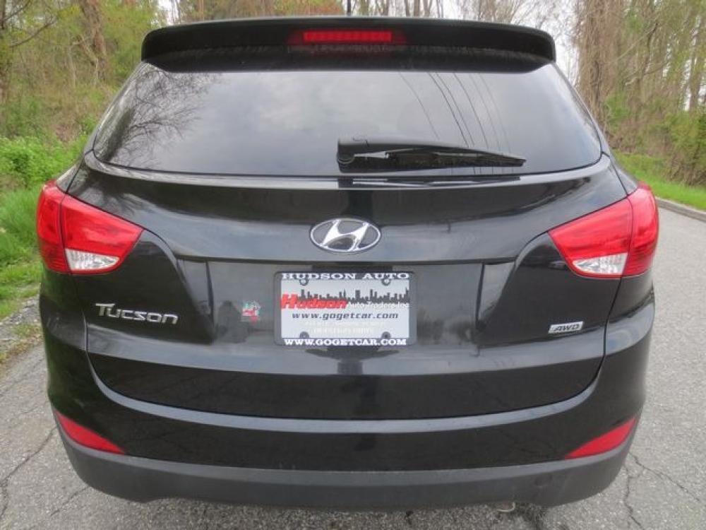 2015 Black /Black Hyundai Tucson SE AWD (KM8JTCAFXFU) with an 2.0L L4 DOHC 16V engine, 6-Speed Automatic transmission, located at 270 US Route 6, Mahopac, NY, 10541, (845) 621-0895, 41.349022, -73.755280 - Photo #5