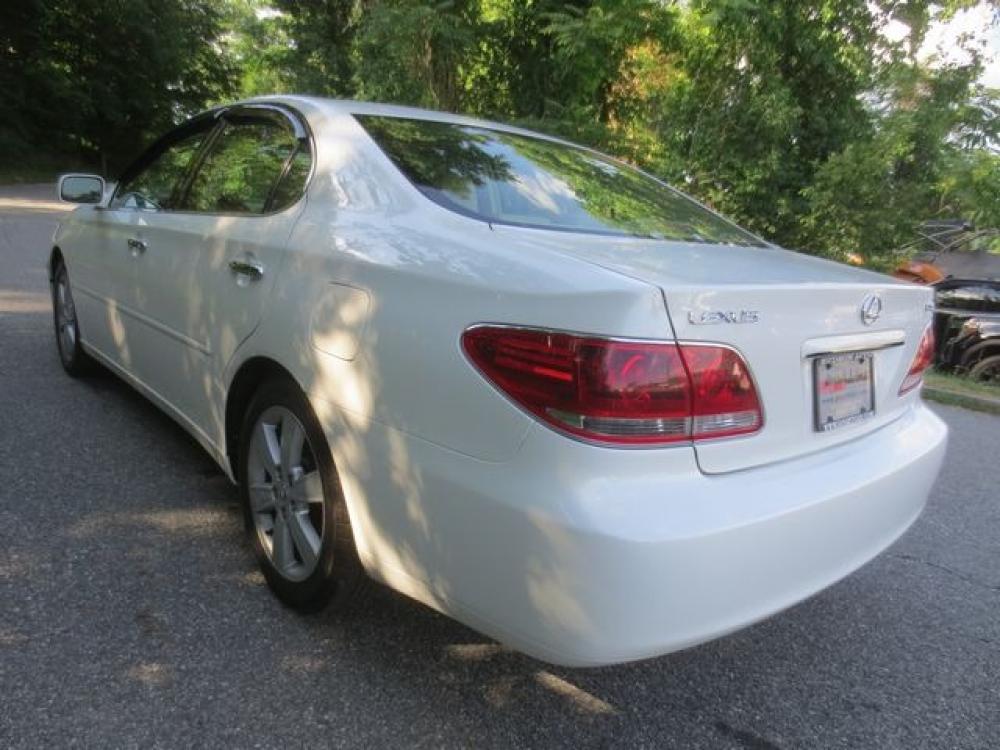 2006 White /Tan Lexus ES 330 Sedan (JTHBA30G865) with an 3.3L V6 DOHC 24V engine, 5-Speed Automatic Overdrive transmission, located at 270 US Route 6, Mahopac, NY, 10541, (845) 621-0895, 41.349022, -73.755280 - Photo #4
