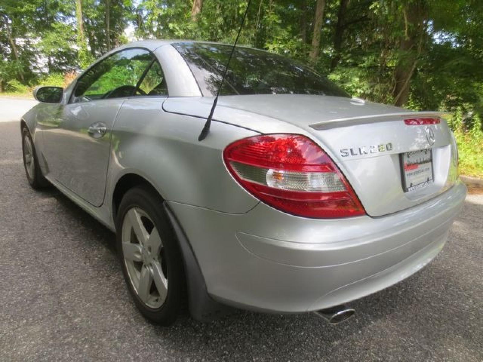 2007 Silver /Black Mercedes Benz SLK SLK280 (WDBWK54F67F) with an 3.0L V6 DOHC 24V engine, Automatic transmission, located at 270 US Route 6, Mahopac, NY, 10541, (845) 621-0895, 41.349022, -73.755280 - Photo #11