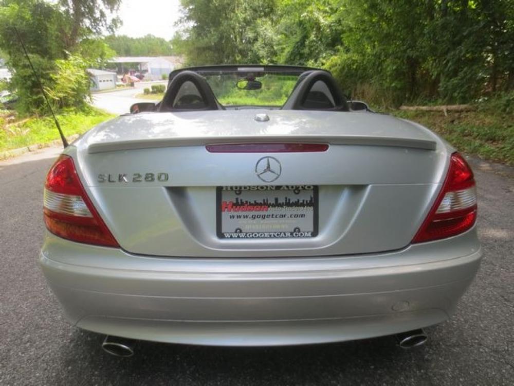 2007 Silver /Black Mercedes Benz SLK SLK280 (WDBWK54F67F) with an 3.0L V6 DOHC 24V engine, Automatic transmission, located at 270 US Route 6, Mahopac, NY, 10541, (845) 621-0895, 41.349022, -73.755280 - Photo #5