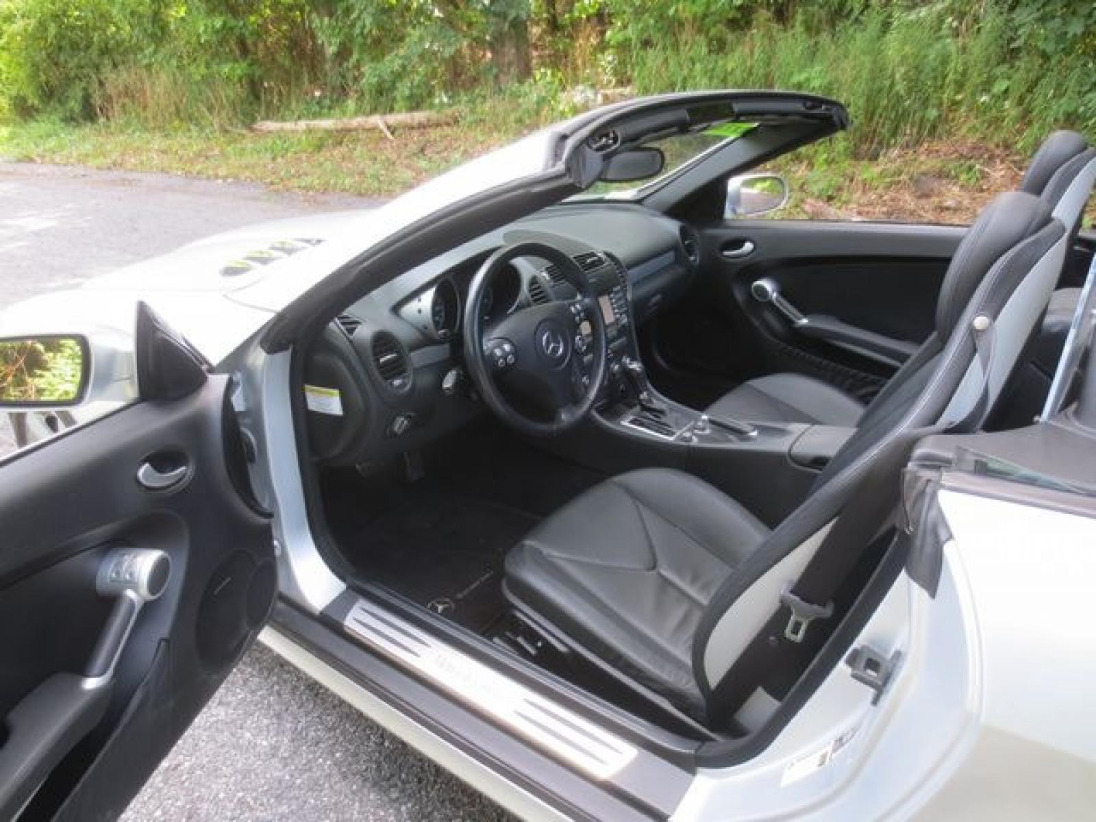2007 Silver /Black Mercedes Benz SLK SLK280 (WDBWK54F67F) with an 3.0L V6 DOHC 24V engine, Automatic transmission, located at 270 US Route 6, Mahopac, NY, 10541, (845) 621-0895, 41.349022, -73.755280 - Photo #7