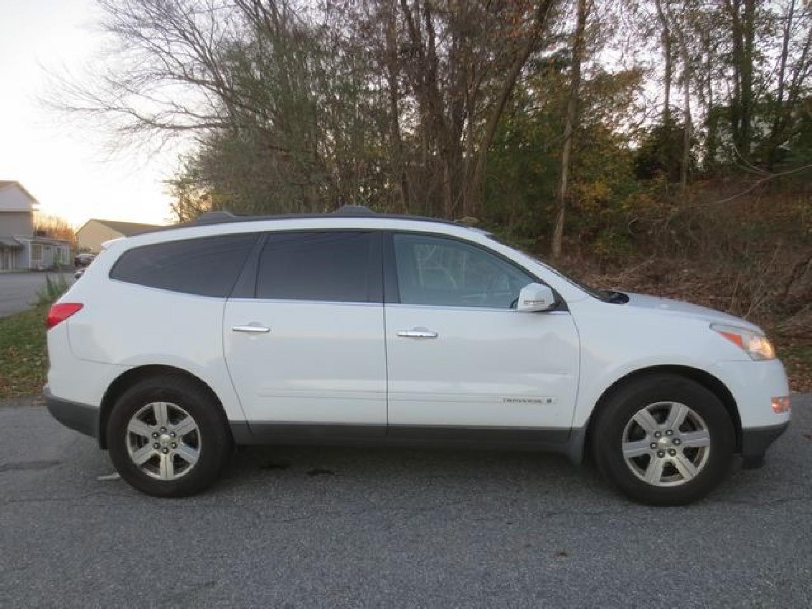 2009 White /Black Chevrolet Traverse LT1 AWD (1GNEV23D19S) with an 3.6L V6 DOHC 24V engine, 6-Speed Automatic Overdrive transmission, located at 270 US Route 6, Mahopac, NY, 10541, (845) 621-0895, 41.349022, -73.755280 - Photo #11