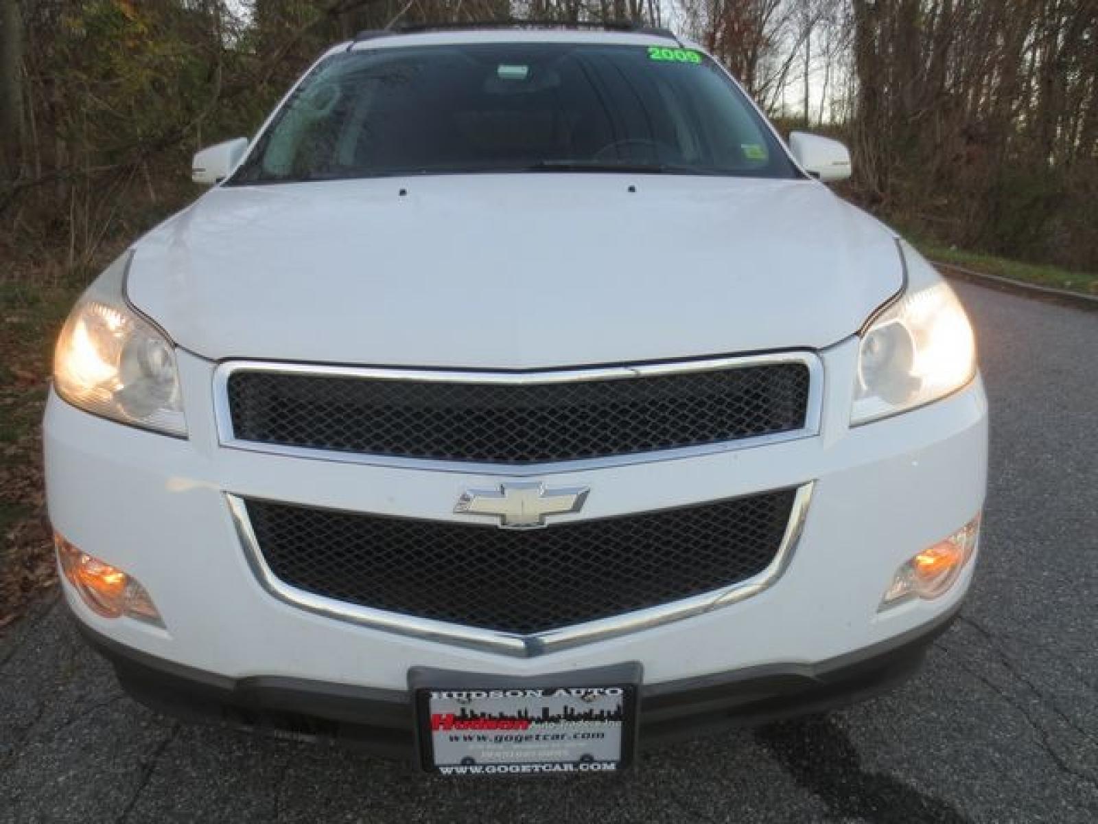 2009 White /Black Chevrolet Traverse LT1 AWD (1GNEV23D19S) with an 3.6L V6 DOHC 24V engine, 6-Speed Automatic Overdrive transmission, located at 270 US Route 6, Mahopac, NY, 10541, (845) 621-0895, 41.349022, -73.755280 - Photo #2