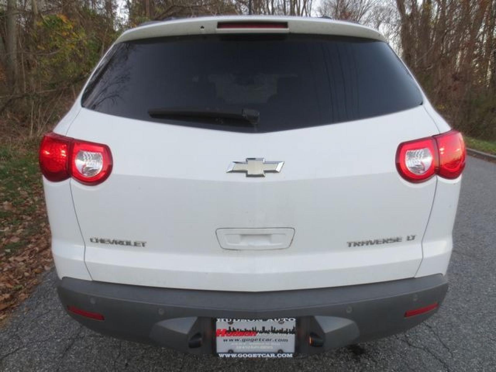 2009 White /Black Chevrolet Traverse LT1 AWD (1GNEV23D19S) with an 3.6L V6 DOHC 24V engine, 6-Speed Automatic Overdrive transmission, located at 270 US Route 6, Mahopac, NY, 10541, (845) 621-0895, 41.349022, -73.755280 - Photo #5
