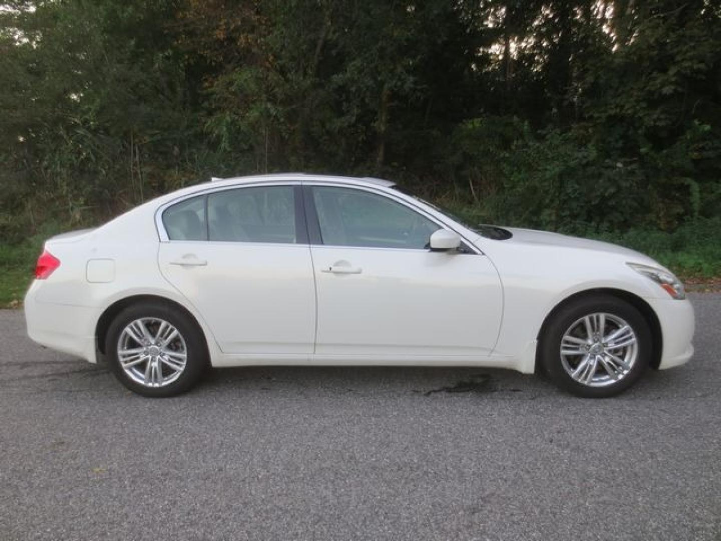 2013 White /Tan Infiniti G Sedan 37x AWD (JN1CV6AR6DM) with an 3.7L V6 DOHC 24V engine, Automatic transmission, located at 270 US Route 6, Mahopac, NY, 10541, (845) 621-0895, 41.349022, -73.755280 - Photo#10