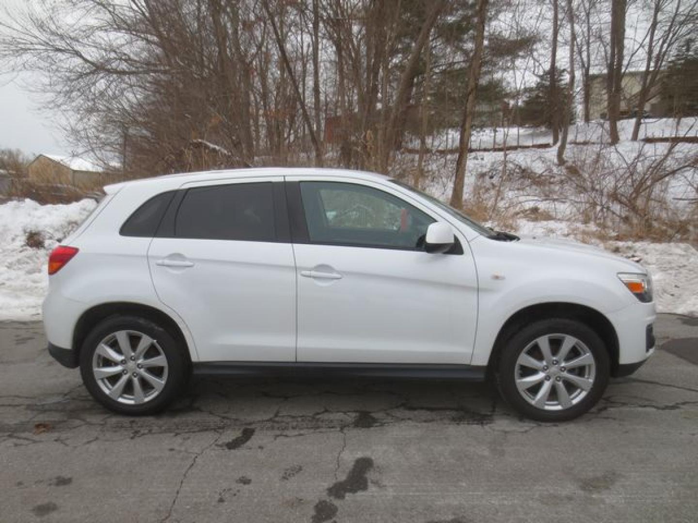 2015 White /Black Mitsubishi Outlander Sport ES (4A4AR3AW4FE) with an 2.4L L4 DOHC 16V engine, Automatic transmission, located at 270 US Route 6, Mahopac, NY, 10541, (845) 621-0895, 41.349022, -73.755280 - Photo#19