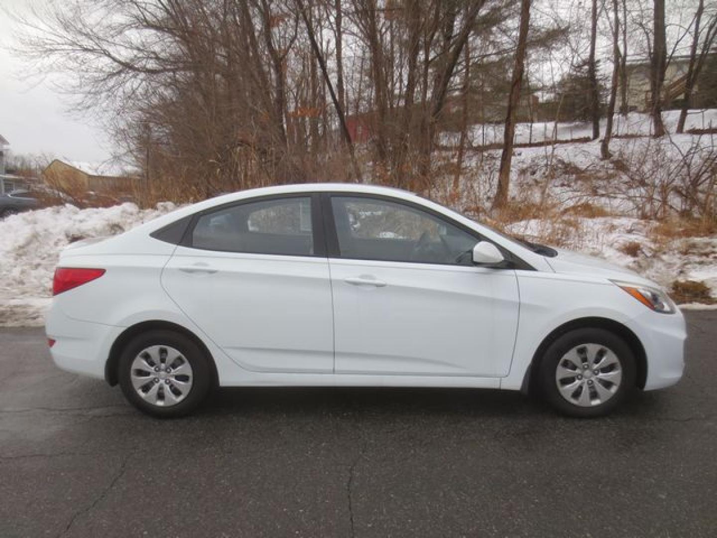 2016 White /Gray Hyundai Accent SE 4-Door 6A (KMHCT4AE7GU) with an 1.6L L4 DOHC 16V engine, 6-SPEED MANUAL transmission, located at 270 US Route 6, Mahopac, NY, 10541, (845) 621-0895, 41.349022, -73.755280 - Photo#9