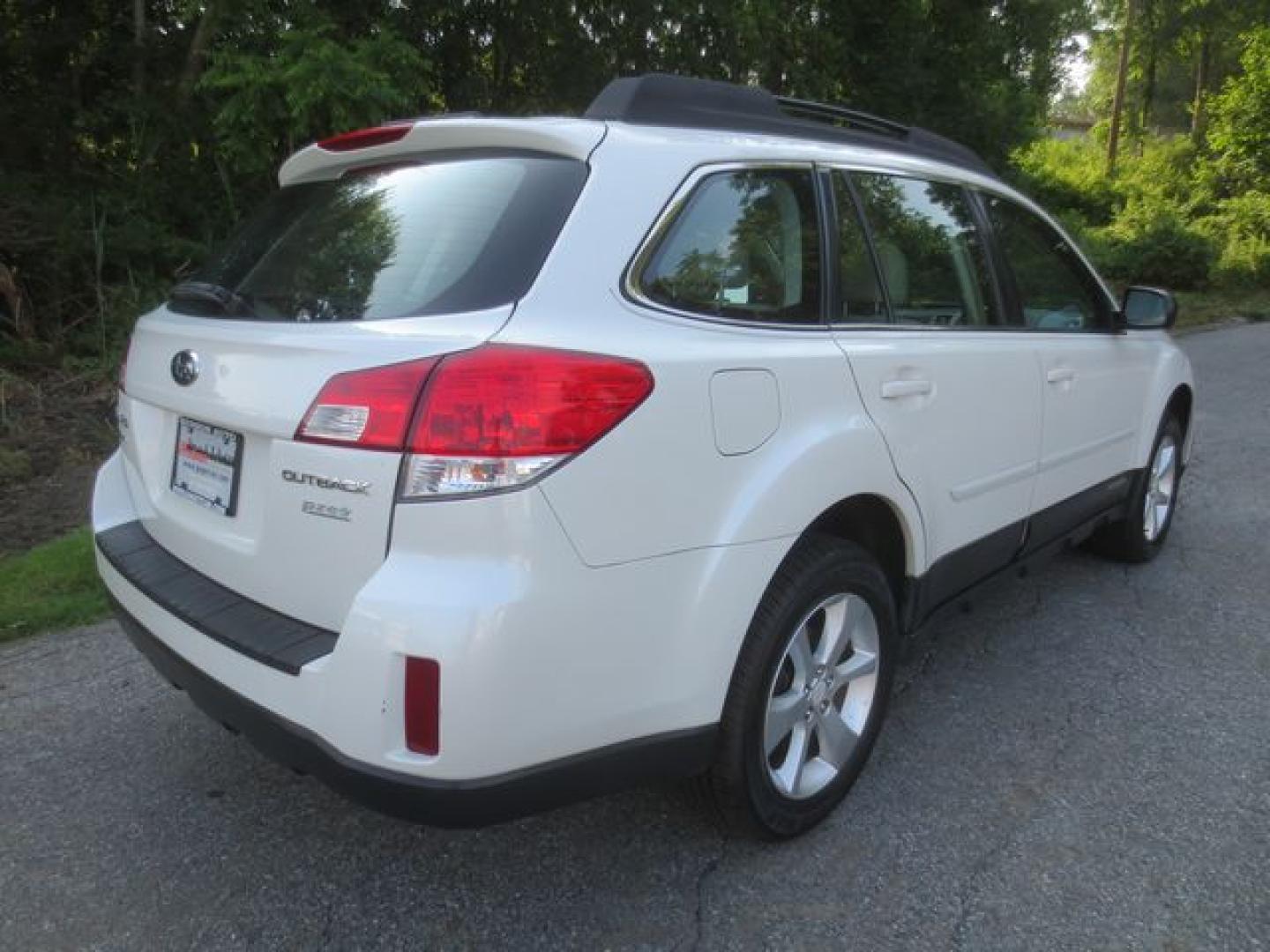 2014 White /Beige Subaru Outback 2.5i (4S4BRBAC8E3) with an 2.5L H4 DOHC 16V engine, Automatic transmission, located at 270 US Route 6, Mahopac, NY, 10541, (845) 621-0895, 41.349022, -73.755280 - Photo#3