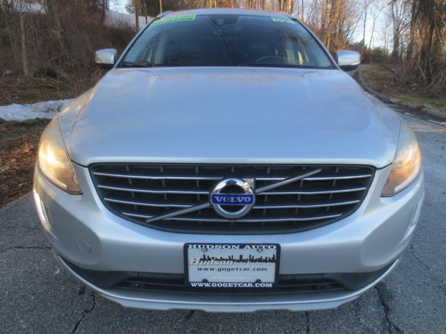2016 Silver /Black Volvo XC60 T6 Premier (YV4902RK2G2) with an 3.0L L6 DOHC 24V TURBO engine, 6-Speed Automatic transmission, located at 270 US Route 6, Mahopac, NY, 10541, (845) 621-0895, 41.349022, -73.755280 - Photo#2
