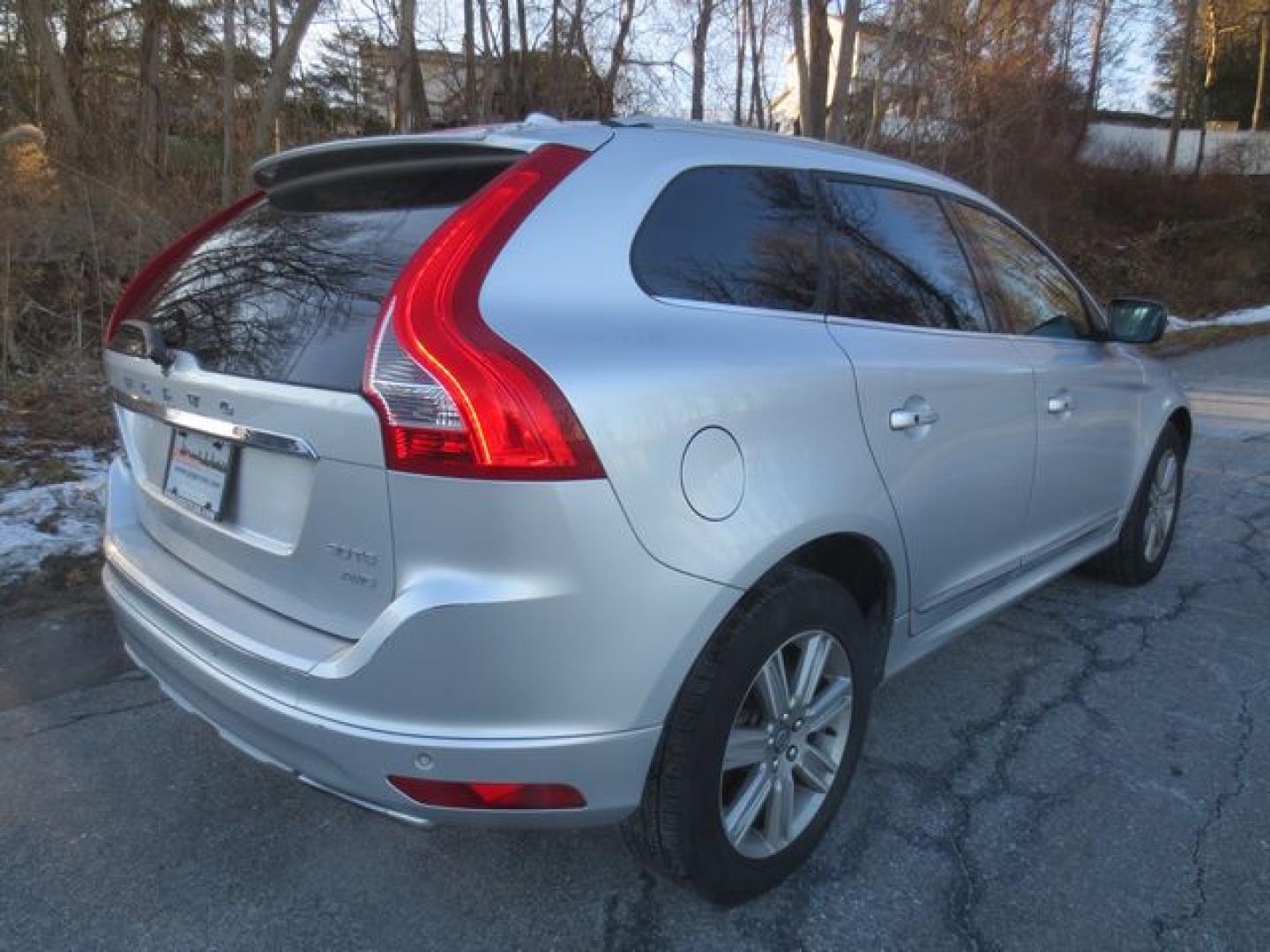 2016 Silver /Black Volvo XC60 T6 Premier (YV4902RK2G2) with an 3.0L L6 DOHC 24V TURBO engine, 6-Speed Automatic transmission, located at 270 US Route 6, Mahopac, NY, 10541, (845) 621-0895, 41.349022, -73.755280 - Photo#3