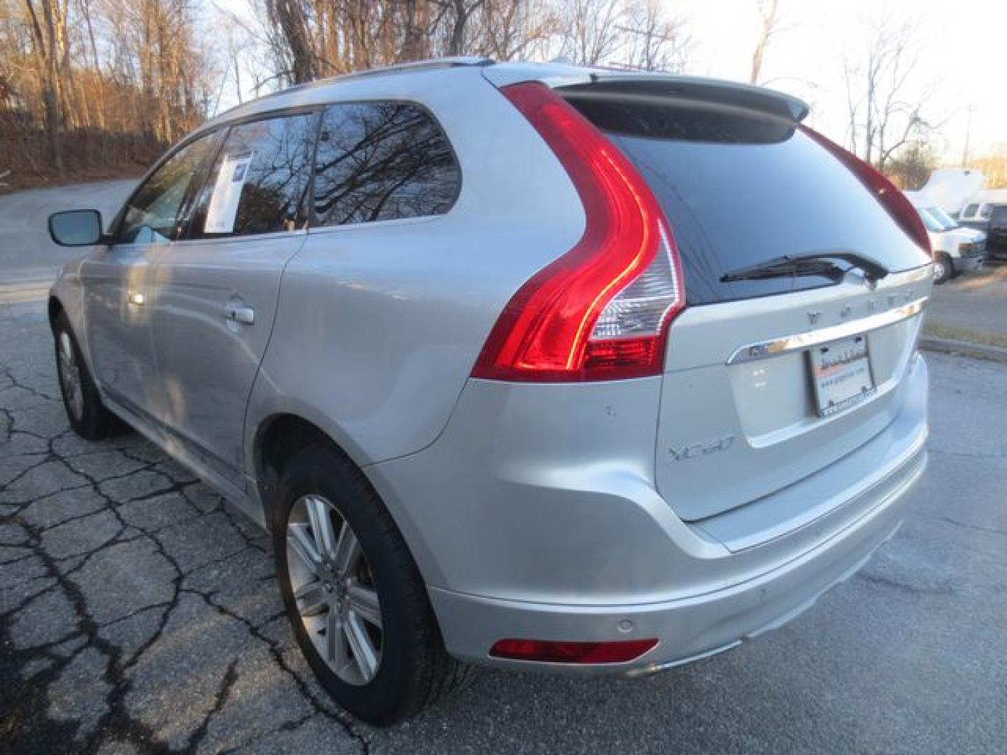 2016 Silver /Black Volvo XC60 T6 Premier (YV4902RK2G2) with an 3.0L L6 DOHC 24V TURBO engine, 6-Speed Automatic transmission, located at 270 US Route 6, Mahopac, NY, 10541, (845) 621-0895, 41.349022, -73.755280 - Photo#4