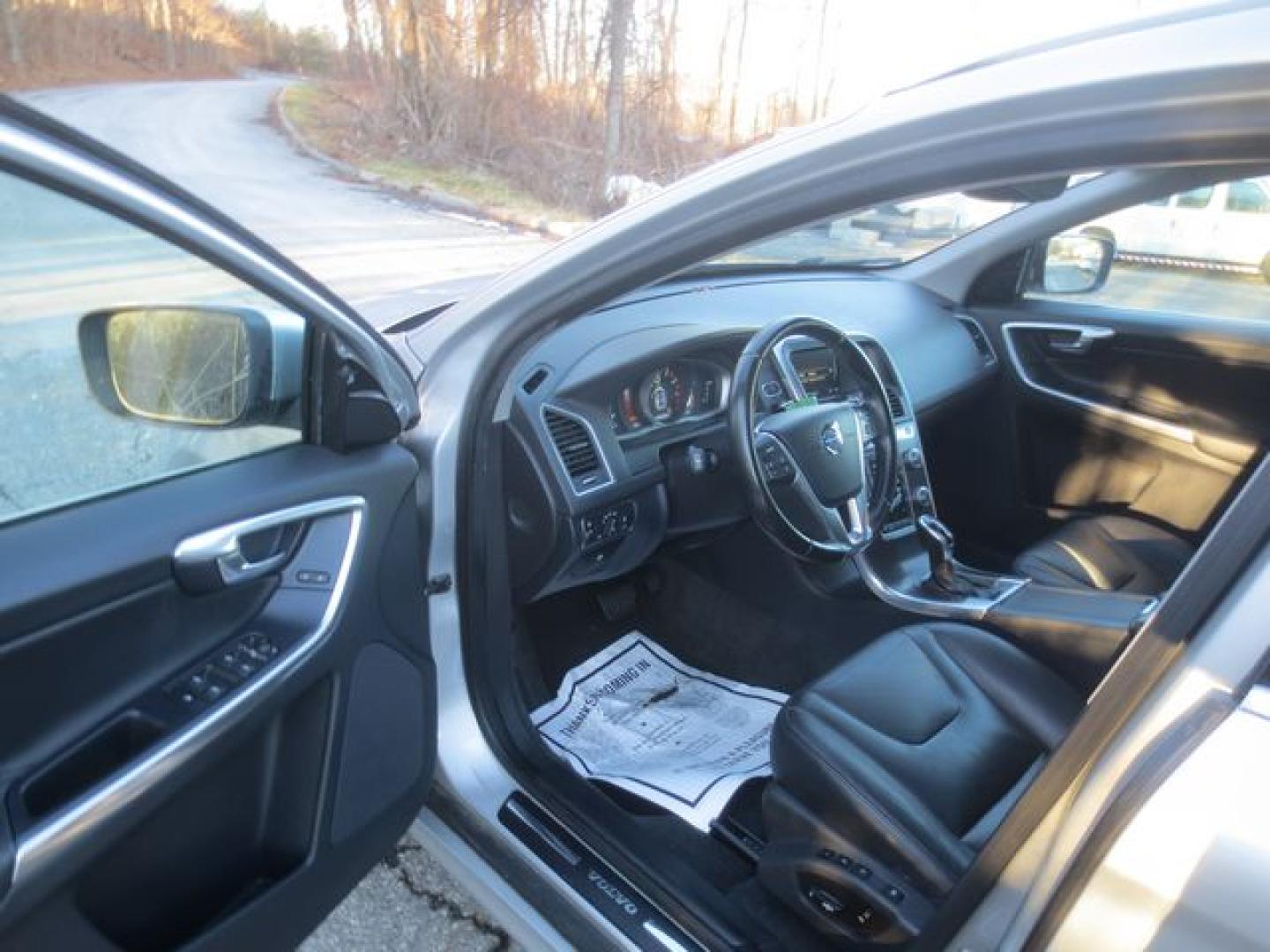 2016 Silver /Black Volvo XC60 T6 Premier (YV4902RK2G2) with an 3.0L L6 DOHC 24V TURBO engine, 6-Speed Automatic transmission, located at 270 US Route 6, Mahopac, NY, 10541, (845) 621-0895, 41.349022, -73.755280 - Photo#6