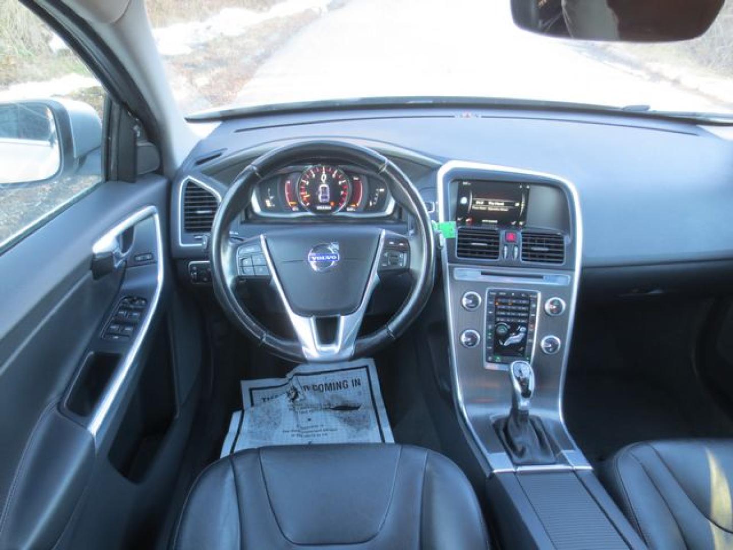 2016 Silver /Black Volvo XC60 T6 Premier (YV4902RK2G2) with an 3.0L L6 DOHC 24V TURBO engine, 6-Speed Automatic transmission, located at 270 US Route 6, Mahopac, NY, 10541, (845) 621-0895, 41.349022, -73.755280 - Photo#8