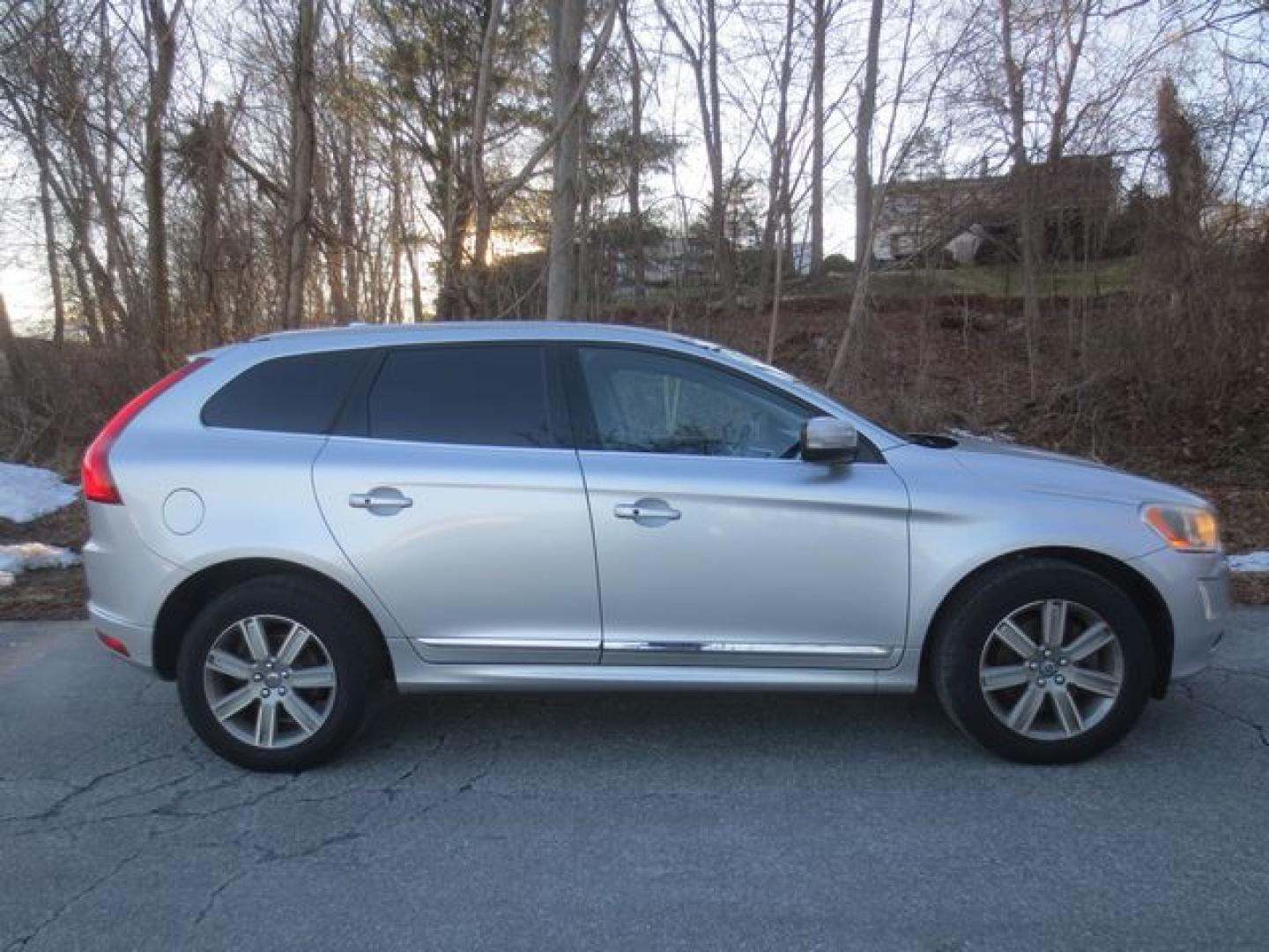 2016 Silver /Black Volvo XC60 T6 Premier (YV4902RK2G2) with an 3.0L L6 DOHC 24V TURBO engine, 6-Speed Automatic transmission, located at 270 US Route 6, Mahopac, NY, 10541, (845) 621-0895, 41.349022, -73.755280 - Photo#11
