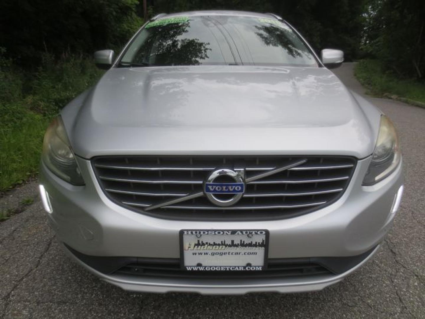 2016 Silver /Black Volvo XC60 T6 Premier (YV4902RK2G2) with an 3.0L L6 DOHC 24V TURBO engine, 6-Speed Automatic transmission, located at 270 US Route 6, Mahopac, NY, 10541, (845) 621-0895, 41.349022, -73.755280- Photo#2