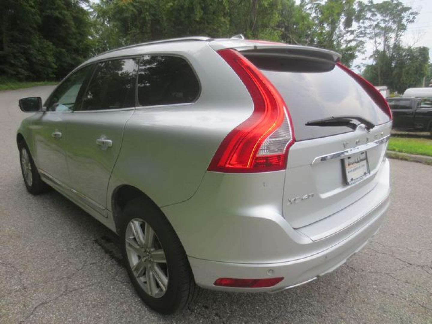 2016 Silver /Black Volvo XC60 T6 Premier (YV4902RK2G2) with an 3.0L L6 DOHC 24V TURBO engine, 6-Speed Automatic transmission, located at 270 US Route 6, Mahopac, NY, 10541, (845) 621-0895, 41.349022, -73.755280- Photo#4