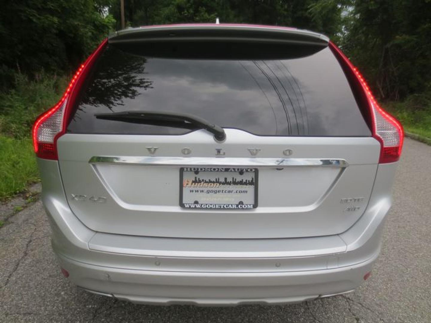 2016 Silver /Black Volvo XC60 T6 Premier (YV4902RK2G2) with an 3.0L L6 DOHC 24V TURBO engine, 6-Speed Automatic transmission, located at 270 US Route 6, Mahopac, NY, 10541, (845) 621-0895, 41.349022, -73.755280- Photo#5