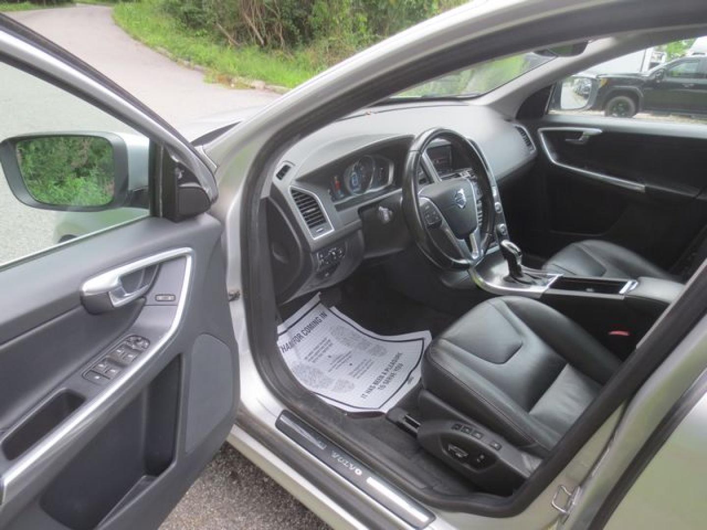 2016 Silver /Black Volvo XC60 T6 Premier (YV4902RK2G2) with an 3.0L L6 DOHC 24V TURBO engine, 6-Speed Automatic transmission, located at 270 US Route 6, Mahopac, NY, 10541, (845) 621-0895, 41.349022, -73.755280- Photo#6
