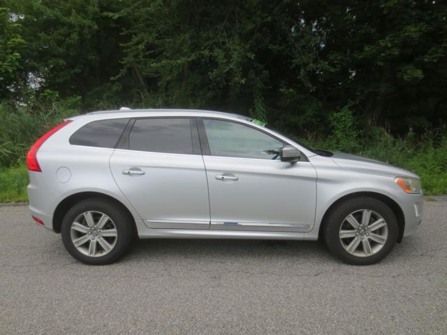 2016 Silver /Black Volvo XC60 T6 Premier (YV4902RK2G2) with an 3.0L L6 DOHC 24V TURBO engine, 6-Speed Automatic transmission, located at 270 US Route 6, Mahopac, NY, 10541, (845) 621-0895, 41.349022, -73.755280- Photo#10