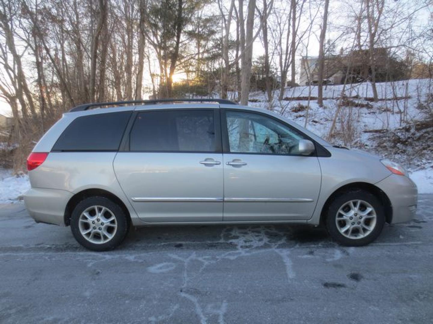 2006 Gray /Gray Toyota Sienna XLE LIMITED (5TDBA22C66S) with an 3.3L V6 DOHC 24V engine, 5-Speed Automatic Overdrive transmission, located at 270 US Route 6, Mahopac, NY, 10541, (845) 621-0895, 41.349022, -73.755280 - Photo#12
