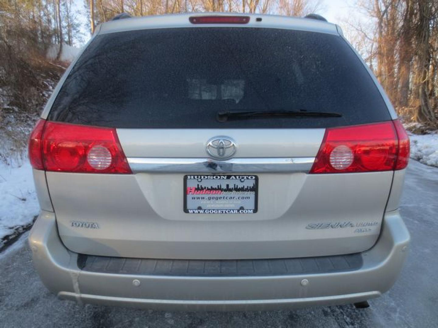 2006 Gray /Gray Toyota Sienna XLE LIMITED (5TDBA22C66S) with an 3.3L V6 DOHC 24V engine, 5-Speed Automatic Overdrive transmission, located at 270 US Route 6, Mahopac, NY, 10541, (845) 621-0895, 41.349022, -73.755280 - Photo#5