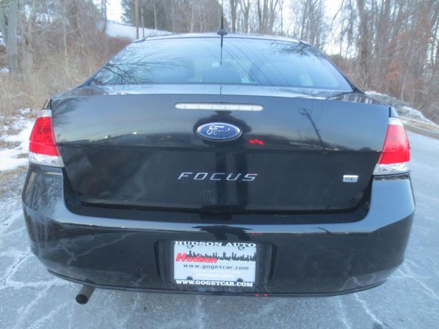 2011 Black /Black Ford Focus SE (1FAHP3FN2BW) with an 2.0L L4 DOHC 16V engine, 4-Speed Aut transmission, located at 270 US Route 6, Mahopac, NY, 10541, (845) 621-0895, 41.349022, -73.755280 - Photo#5