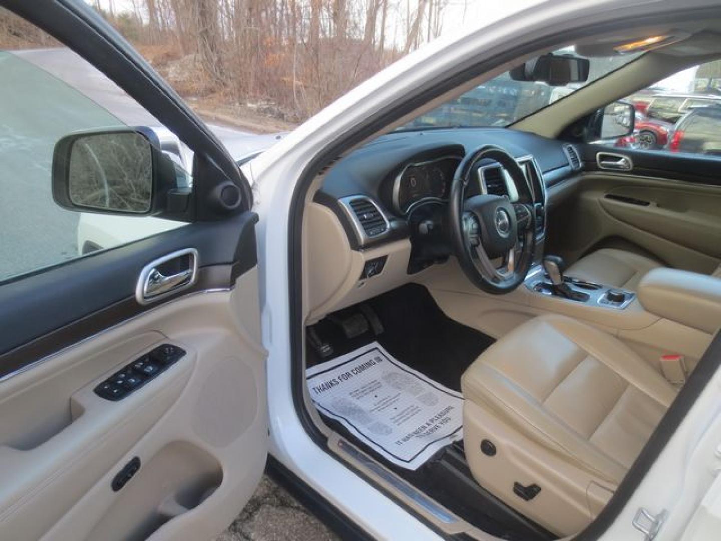 2016 White /Beige Jeep Grand Cherokee Limited (1C4RJFBG4GC) with an 3.6L V6 DOHC 24V engine, 8A transmission, located at 270 US Route 6, Mahopac, NY, 10541, (845) 621-0895, 41.349022, -73.755280 - Photo#6
