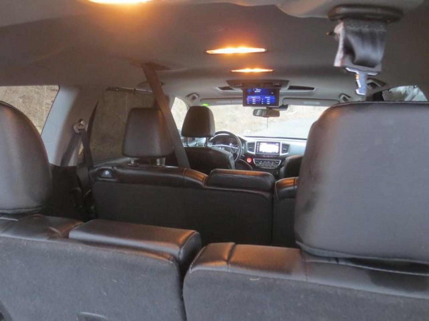 2016 Gray /Black Honda Pilot Touring 4WD (5FNYF6H9XGB) with an 3.5L V6 SOHC 24V engine, 9-Speed Automatic transmission, located at 270 US Route 6, Mahopac, NY, 10541, (845) 621-0895, 41.349022, -73.755280 - Photo#10