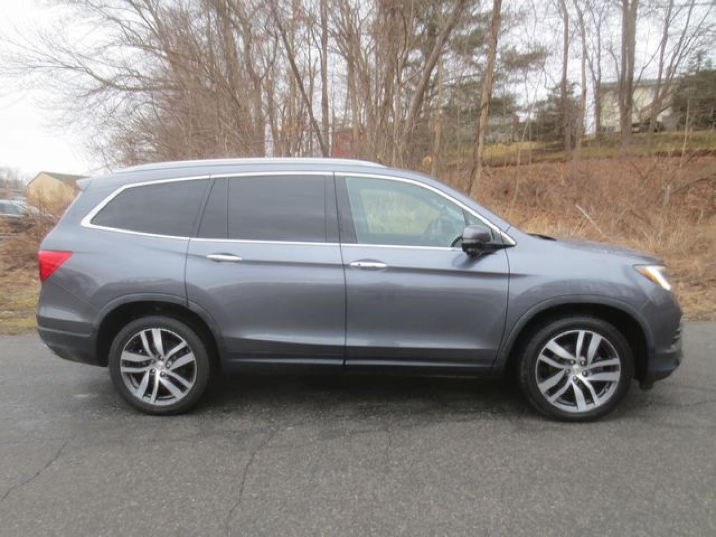 2016 Gray /Black Honda Pilot Touring 4WD (5FNYF6H9XGB) with an 3.5L V6 SOHC 24V engine, 9-Speed Automatic transmission, located at 270 US Route 6, Mahopac, NY, 10541, (845) 621-0895, 41.349022, -73.755280 - Photo#12
