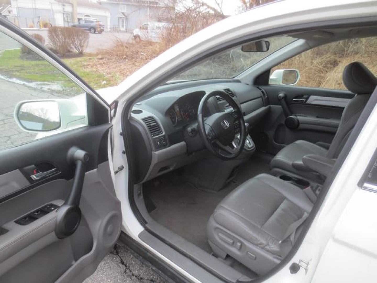 2011 White /Gray Honda CR-V EX-L (5J6RE4H75BL) with an 2.4L L4 DOHC 16V engine, 5-Speed Automatic transmission, located at 270 US Route 6, Mahopac, NY, 10541, (845) 621-0895, 41.349022, -73.755280 - Photo#2