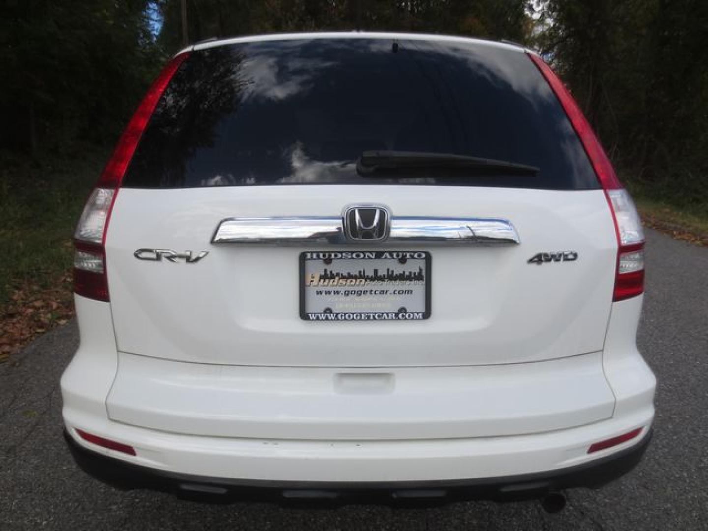 2011 White /Gray Honda CR-V EX-L (5J6RE4H75BL) with an 2.4L L4 DOHC 16V engine, 5-Speed Automatic transmission, located at 270 US Route 6, Mahopac, NY, 10541, (845) 621-0895, 41.349022, -73.755280 - Photo#5