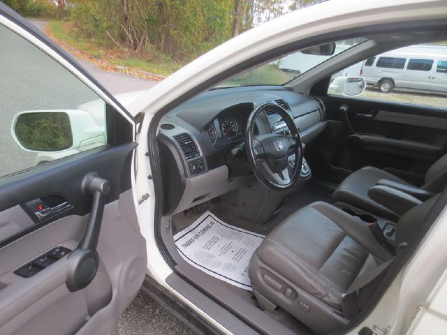 2011 White /Gray Honda CR-V EX-L (5J6RE4H75BL) with an 2.4L L4 DOHC 16V engine, 5-Speed Automatic transmission, located at 270 US Route 6, Mahopac, NY, 10541, (845) 621-0895, 41.349022, -73.755280 - Photo#6