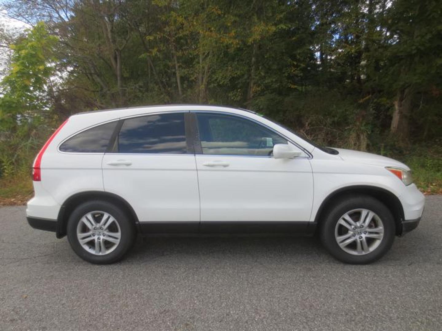 2011 White /Gray Honda CR-V EX-L (5J6RE4H75BL) with an 2.4L L4 DOHC 16V engine, 5-Speed Automatic transmission, located at 270 US Route 6, Mahopac, NY, 10541, (845) 621-0895, 41.349022, -73.755280 - Photo#9