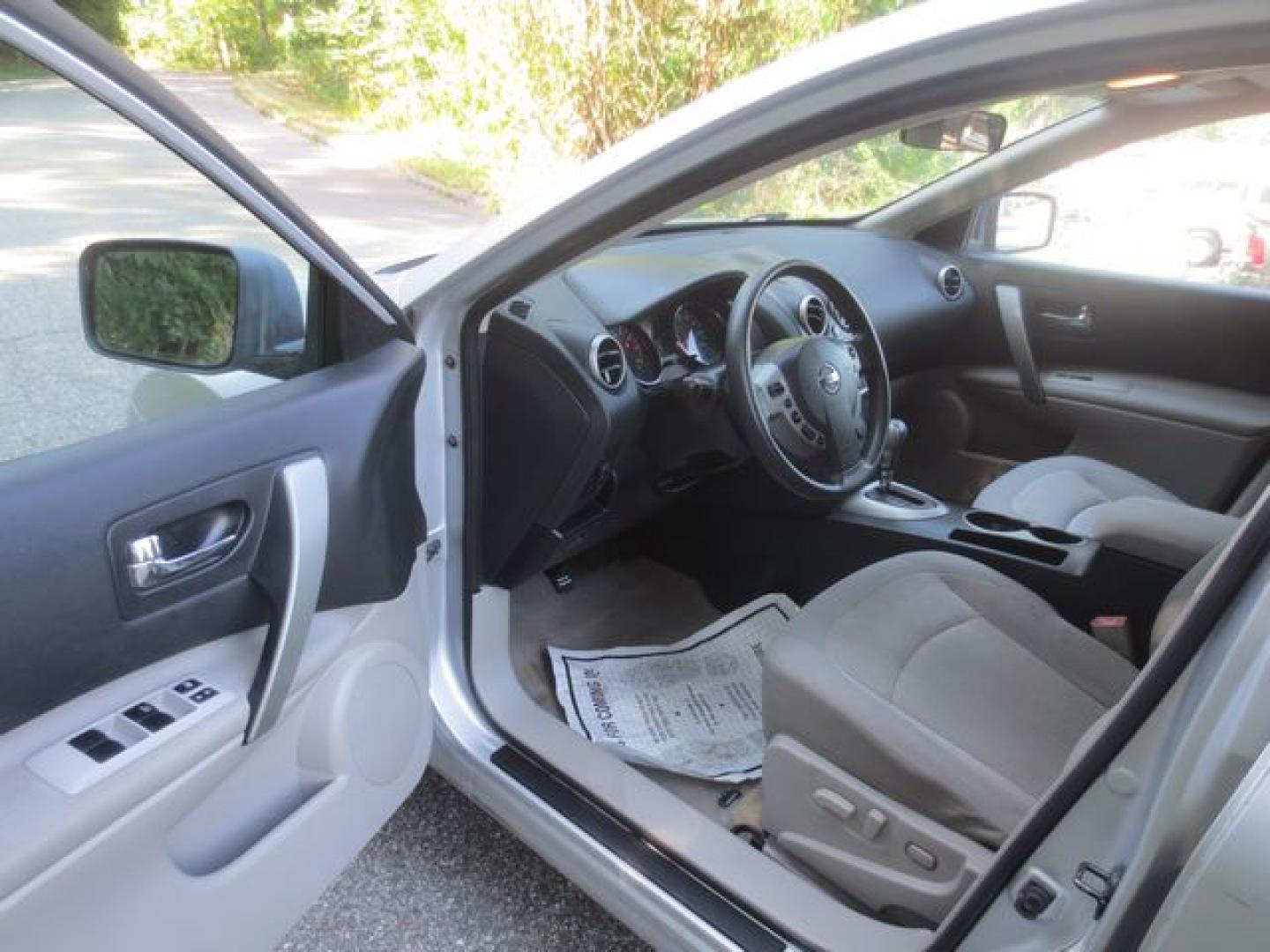 2011 Silver /Gray Nissan Rogue S (JN8AS5MV8BW) with an 2.5L L4 DOHC 16V engine, Automatic transmission, located at 270 US Route 6, Mahopac, NY, 10541, (845) 621-0895, 41.349022, -73.755280 - Photo#6