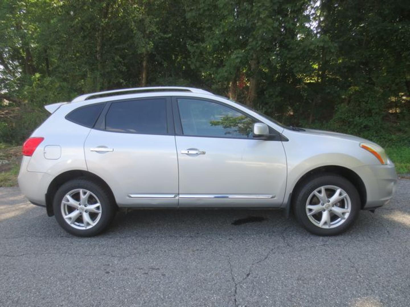 2011 Silver /Gray Nissan Rogue S (JN8AS5MV8BW) with an 2.5L L4 DOHC 16V engine, Automatic transmission, located at 270 US Route 6, Mahopac, NY, 10541, (845) 621-0895, 41.349022, -73.755280 - Photo#10