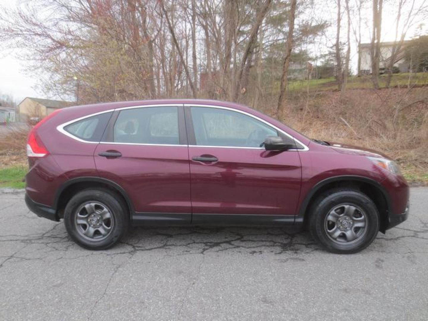 2014 Red /Gray Honda CR-V LX (5J6RM4H36EL) with an 2.4L L4 DOHC 16V engine, Automatic transmission, located at 270 US Route 6, Mahopac, NY, 10541, (845) 621-0895, 41.349022, -73.755280 - Photo#9