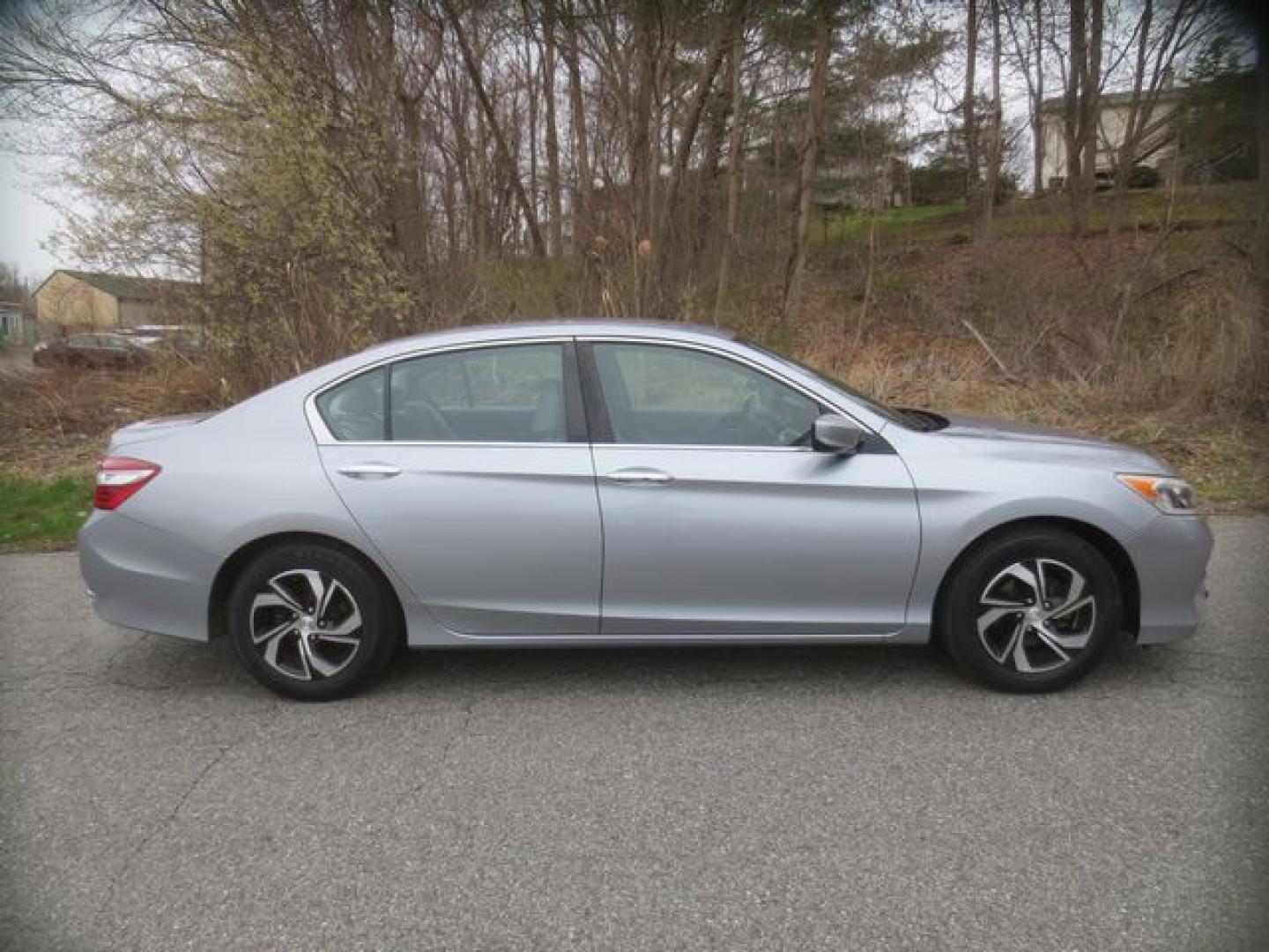 2017 Silver /Gray Honda Accord LX Sedan (1HGCR2F32HA) with an 2.4L L4 DOHC 16V engine, Automatic transmission, located at 270 US Route 6, Mahopac, NY, 10541, (845) 621-0895, 41.349022, -73.755280 - Photo#10