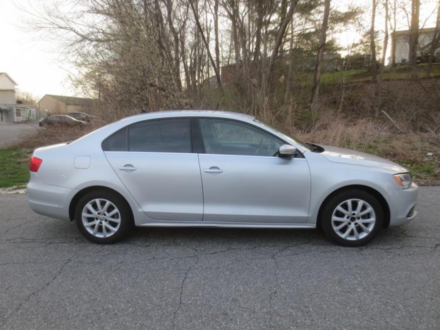 2014 Silver /Black Volkswagen Jetta SE (3VWD17AJ6EM) with an 1.8L L4 DOHC 20V engine, Automatic transmission, located at 270 US Route 6, Mahopac, NY, 10541, (845) 621-0895, 41.349022, -73.755280 - Photo#9