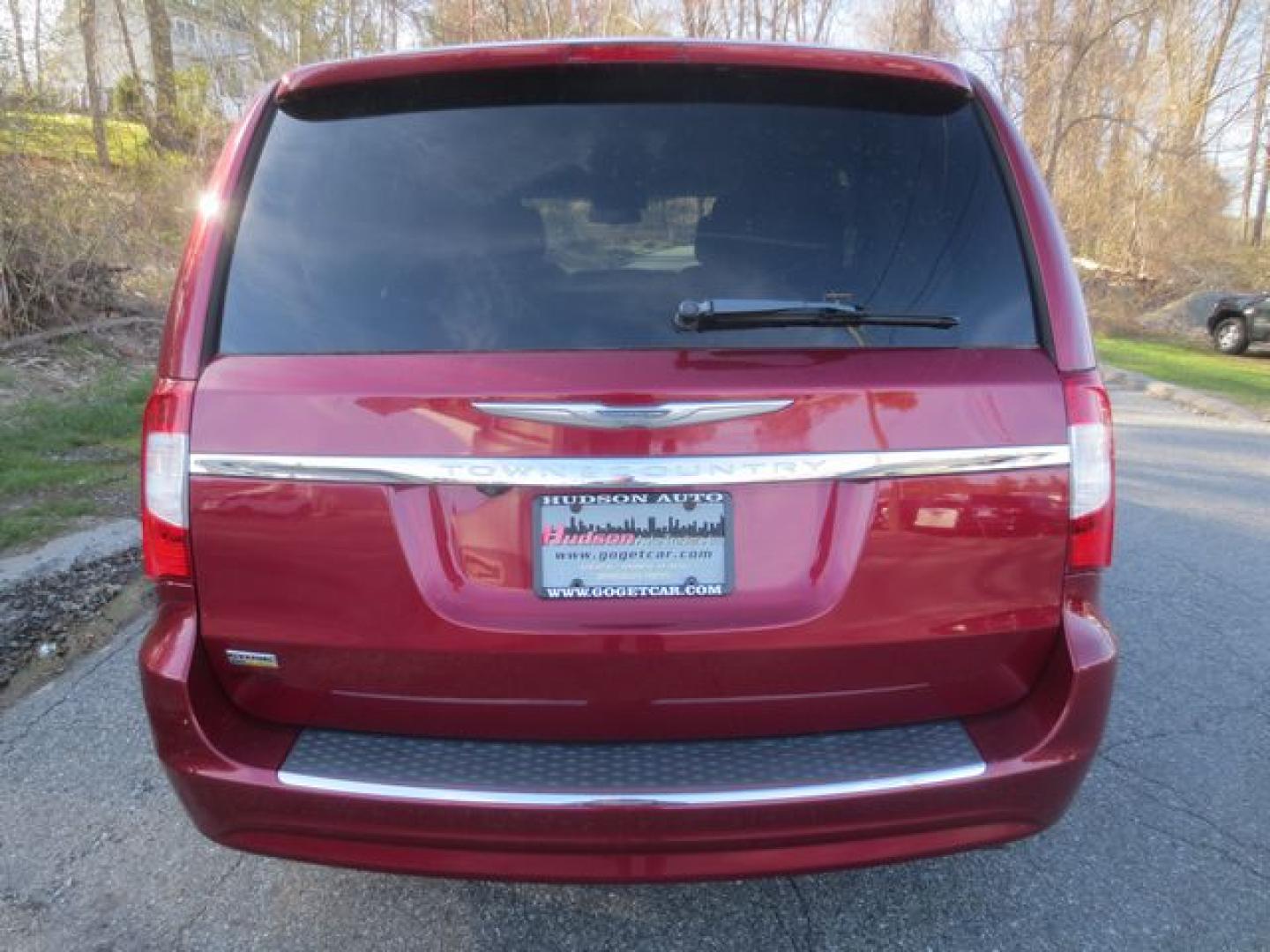 2013 Red /Black Chrysler Town & Country Touring (2C4RC1BG4DR) with an 3.6L V6 DOHC 24V engine, 6-Speed Automatic transmission, located at 270 US Route 6, Mahopac, NY, 10541, (845) 621-0895, 41.349022, -73.755280 - Photo#5