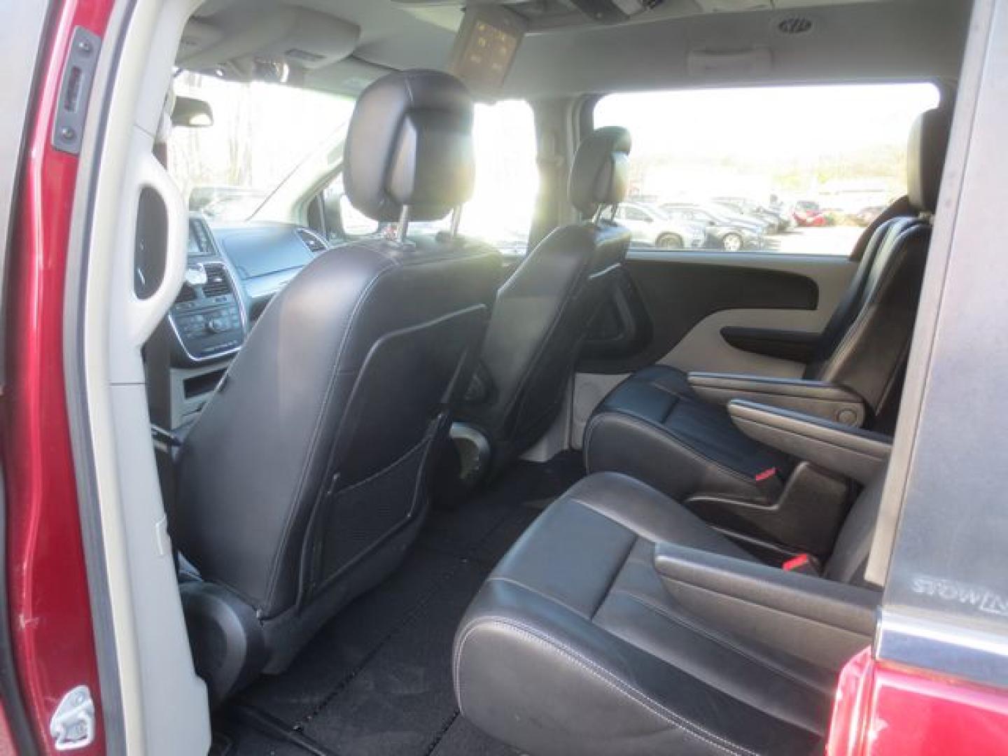 2013 Red /Black Chrysler Town & Country Touring (2C4RC1BG4DR) with an 3.6L V6 DOHC 24V engine, 6-Speed Automatic transmission, located at 270 US Route 6, Mahopac, NY, 10541, (845) 621-0895, 41.349022, -73.755280 - Photo#10