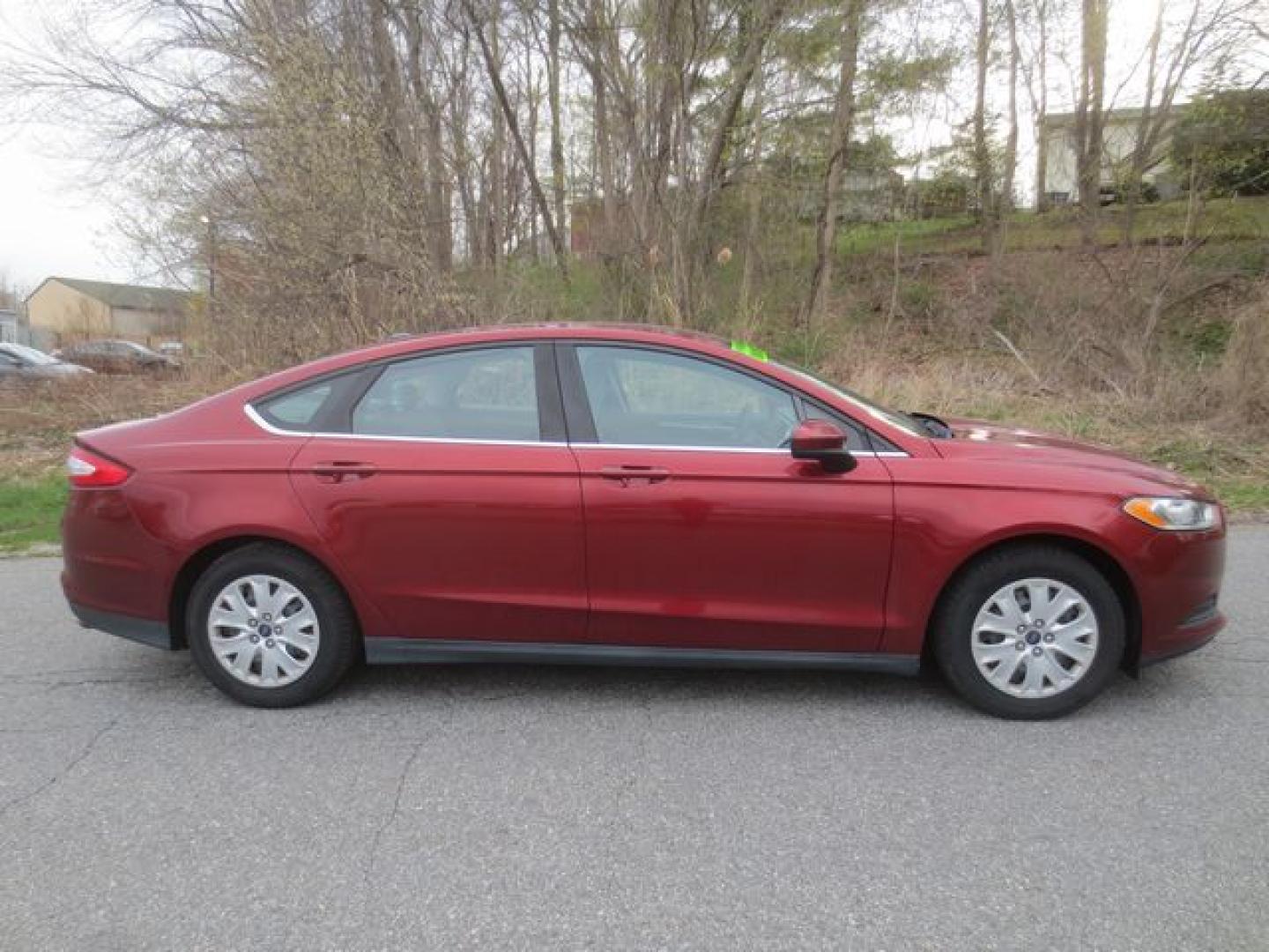 2014 Red /Gray Ford Fusion S (3FA6P0G75ER) with an 2.5L L4 DOHC 16V engine, Automatic transmission, located at 270 US Route 6, Mahopac, NY, 10541, (845) 621-0895, 41.349022, -73.755280 - Photo#9