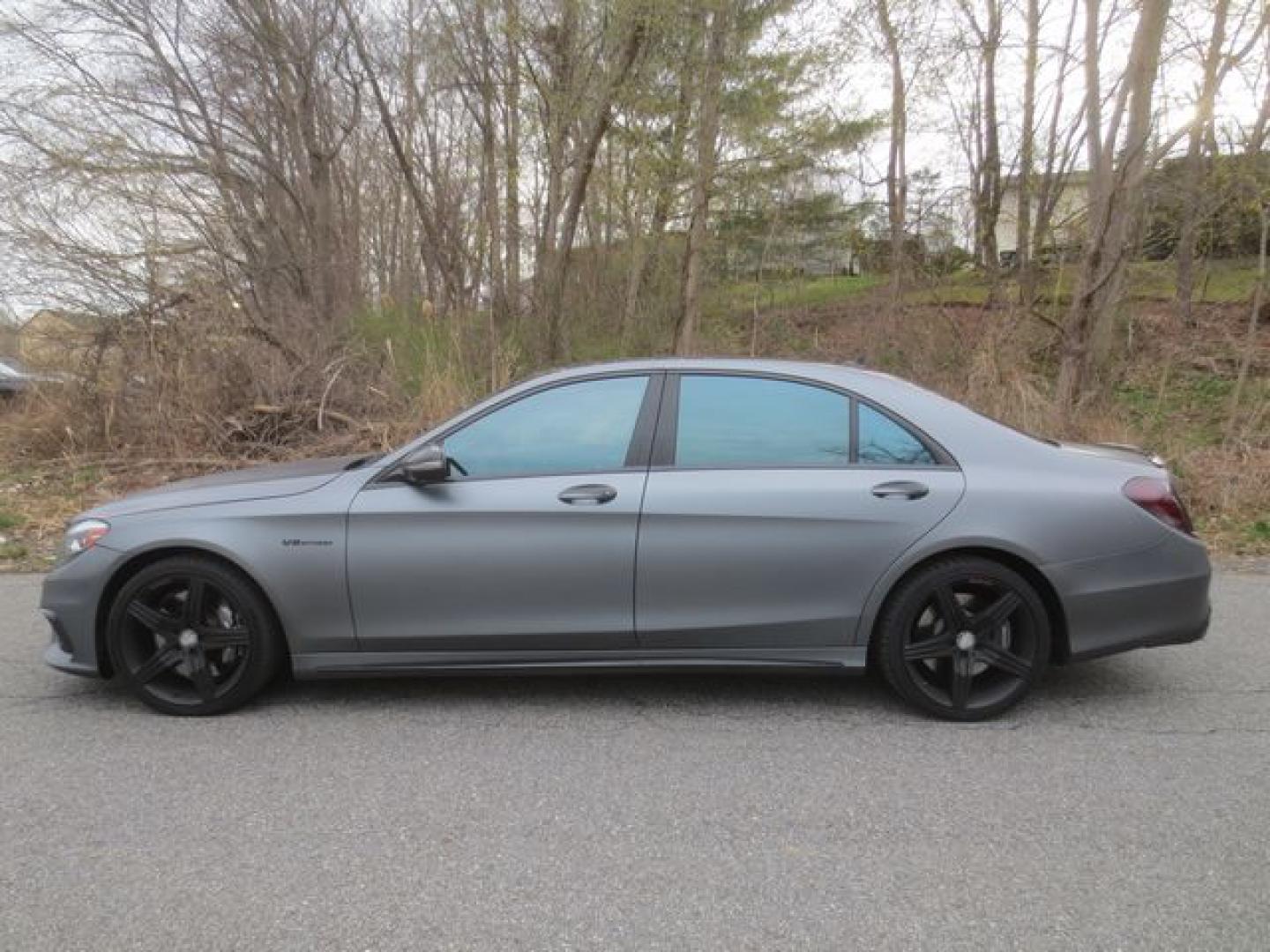 2014 Gray /Black Mercedes-Benz S-Class S63 AMG (WDDUG7JB6EA) with an 5.5L V8 DOHC 32V engine, 7-Speed Automatic transmission, located at 270 US Route 6, Mahopac, NY, 10541, (845) 621-0895, 41.349022, -73.755280 - Photo#22
