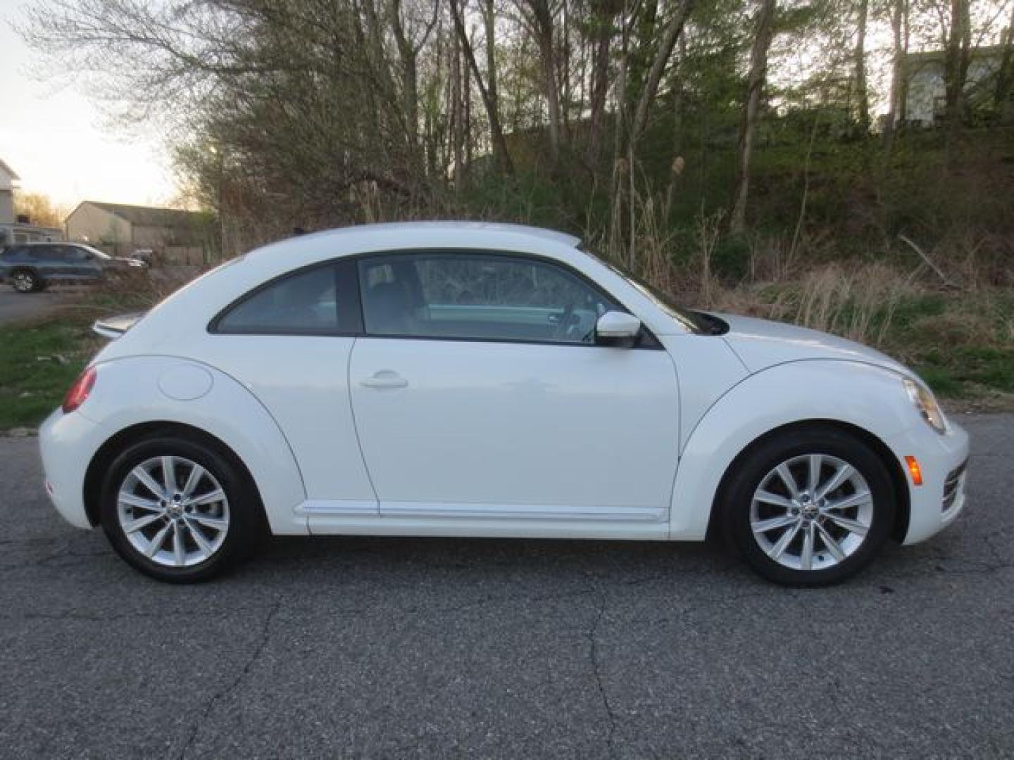 2017 White /Black Volkswagen Beetle 1.8T SEL (3VWJ17AT8HM) with an 1.8L L4 DOHC 16V engine, Automatic transmission, located at 270 US Route 6, Mahopac, NY, 10541, (845) 621-0895, 41.349022, -73.755280 - Photo#9