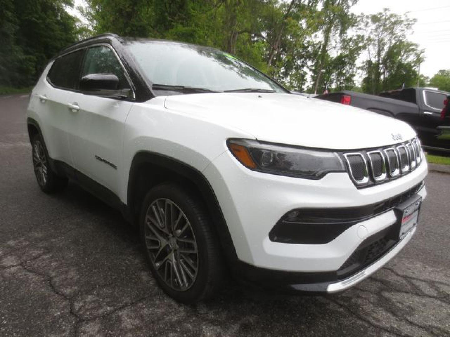 2022 White /Black Jeep Compass Limited 4WD (3C4NJDCB4NT) with an 2.4L L4 DOHC 16V engine, Automatic transmission, located at 270 US Route 6, Mahopac, NY, 10541, (845) 621-0895, 41.349022, -73.755280 - Photo#1